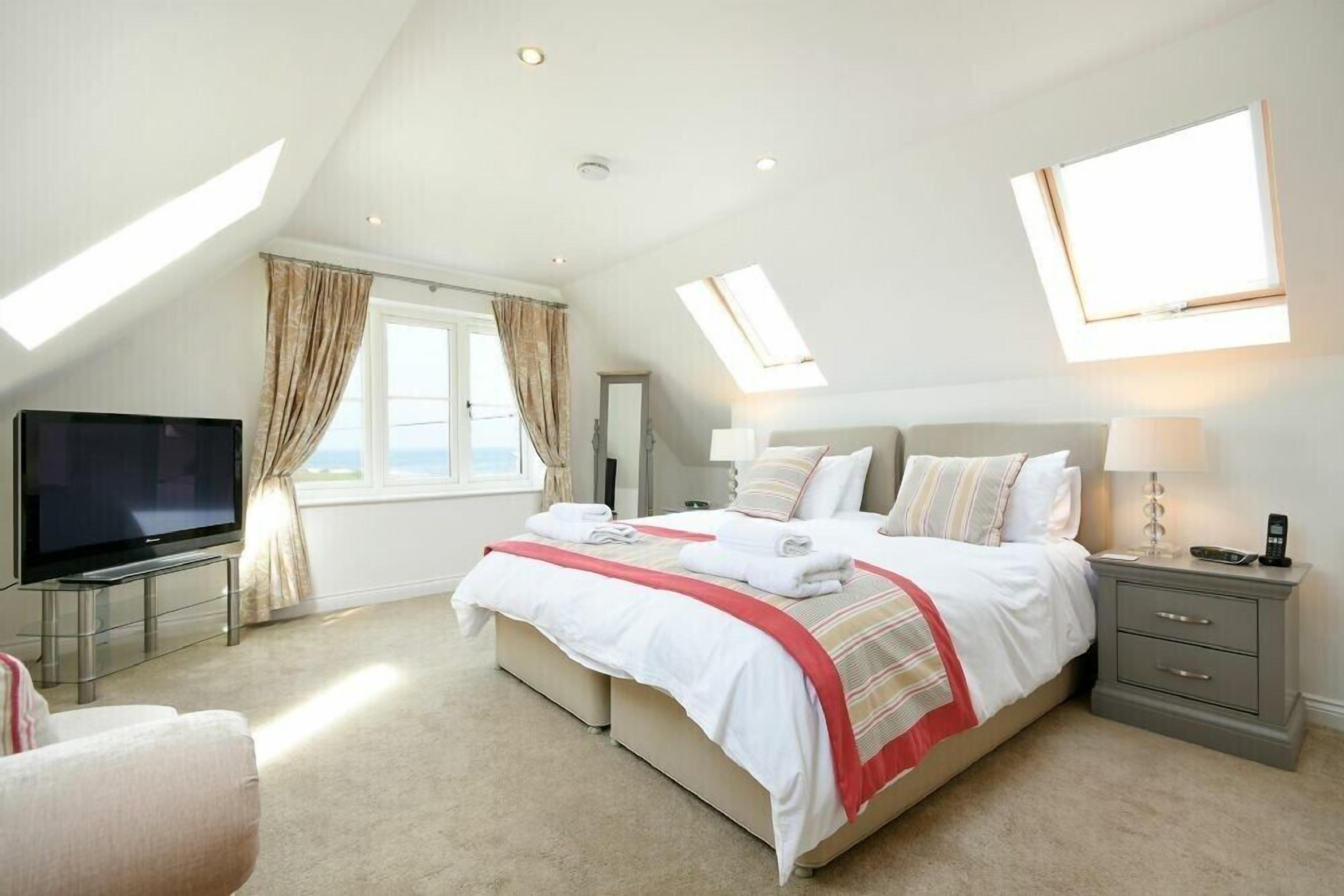 4 عدّة غرف نوم وبديكورات فريدة لكل غرفة وطراز فريد لكل وحدة