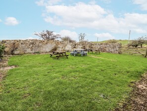 Outdoor dining - Kittiwake Cottage, Budle Bay (Bamburgh)