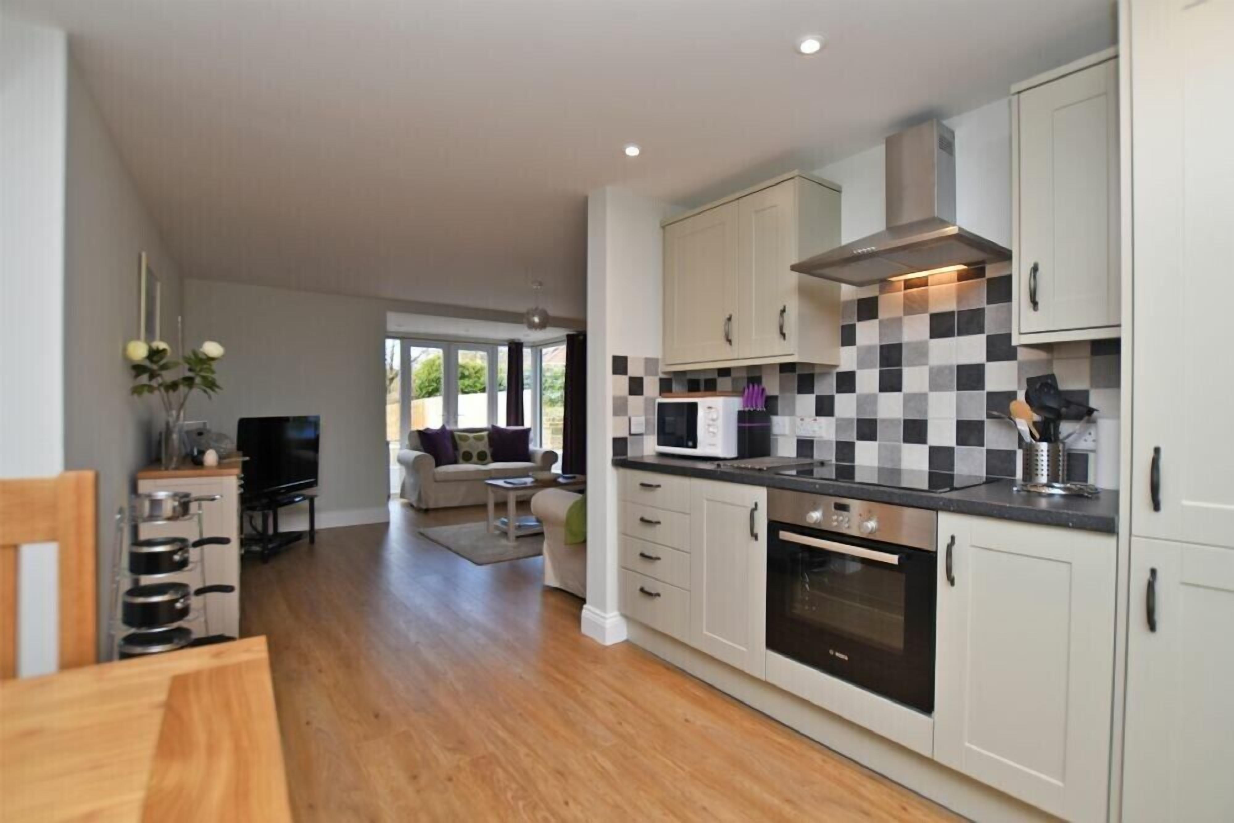 Refrigerador, lavavajillas, utensilios de cocina