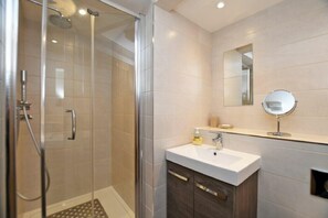 Shower - Schooner Court No2 (Alnwick)