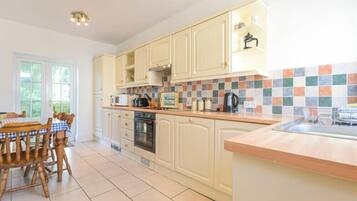 Fridge, dishwasher, cookware/dishes/utensils