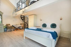 1 kamar tidur dan didekorasi berbeda-beda