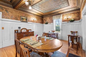 Dining - Mary’s Delight- B&B in Napa (Napa)