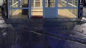 L'esterno dell'Hotel Ikan, con un ingresso in vetro e un cartello sopra.