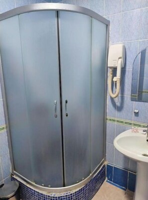 Dusche, Haartrockner, Hausschuhe