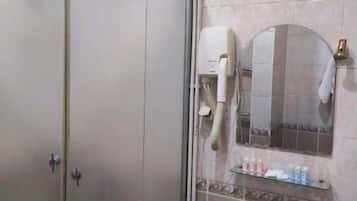 Dusche, Haartrockner, Hausschuhe