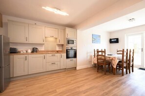 Fridge, dishwasher, cookware/dishes/utensils - Anchor Lodge (Seahouses)