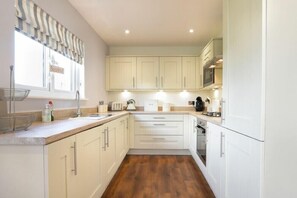 Dishwasher, cookware/dishes/utensils - The Beach Hut (Chathill)