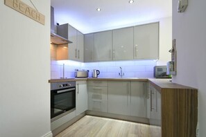 Frigorífico y utensilios de cocina