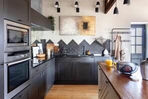 Fridge, dishwasher, cookware/dishes/utensils