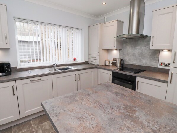 Cottage | Private kitchen | Dishwasher, cookware/dishes/utensils