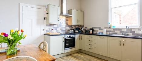 Cottage | Private kitchen | Fridge, dishwasher, cookware/dishes/utensils