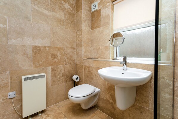Cottage | Bathroom | Shower, hair dryer