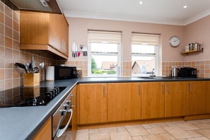 Cottage | Private kitchen | Fridge, dishwasher, cookware/dishes/utensils