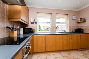 Refrigerador, lavavajillas, utensilios de cocina