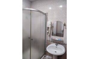 Dusche, Haartrockner, Hausschuhe