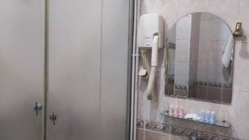 Een douche, een haardroger, pantoffels