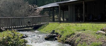 Bunkhouse • Sleeps 20 • Weddings • Reunions •WiFi