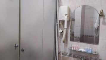 Dusche, Haartrockner, Hausschuhe