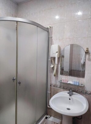 Dusche, Haartrockner, Hausschuhe