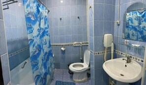 Dusche, Haartrockner, Hausschuhe