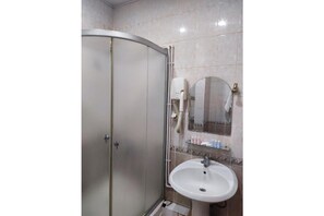 Dusche, Haartrockner, Hausschuhe