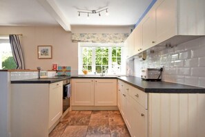 Fridge, dishwasher, cookware/dishes/utensils - Inveray (Seahouses)