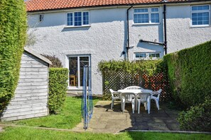 Outdoor dining - Inveray (Seahouses)