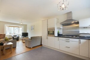 Køleskab, opvaskemaskine, køkkentøj/tallerkener/redskaber