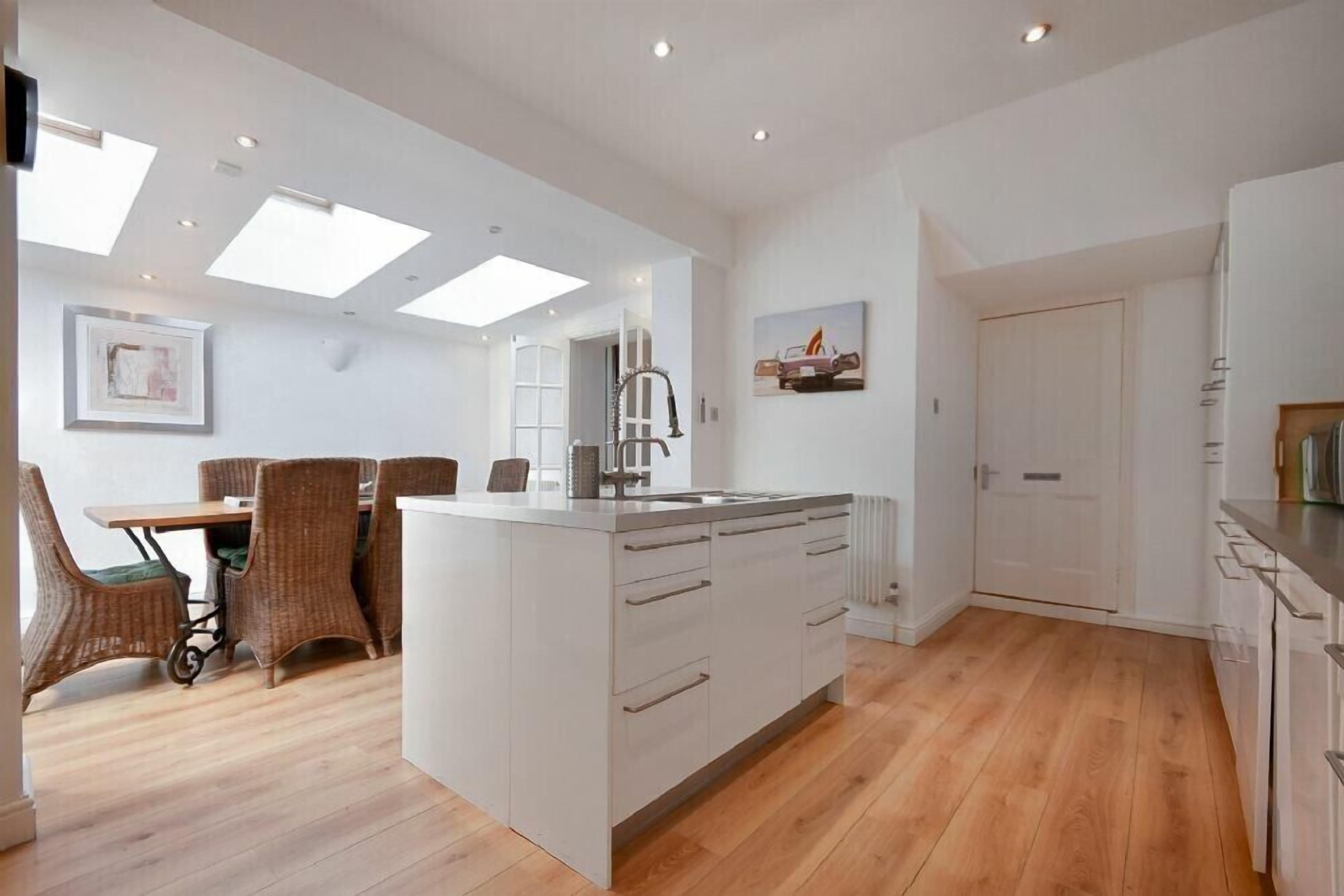 Refrigerador, lavavajillas, utensilios de cocina