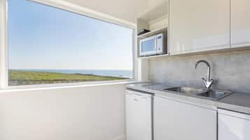 Fridge, dishwasher, cookware/dishes/utensils