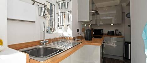 Fridge, dishwasher, cookware/dishes/utensils