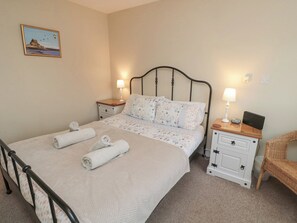2 Schlafzimmer, individuell dekoriert, individuell eingerichtet