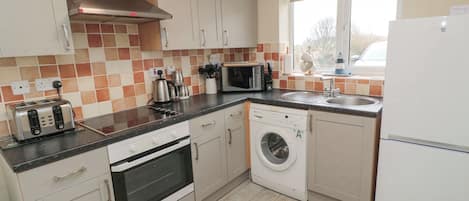 Fridge, cookware/dishes/utensils