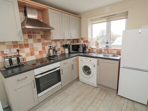 Fridge, cookware/dishes/utensils - Curlew Cottage (Seahouses)