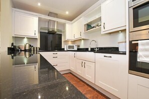 Fridge, dishwasher, cookware/dishes/utensils - Sandpiper (Bamburgh)