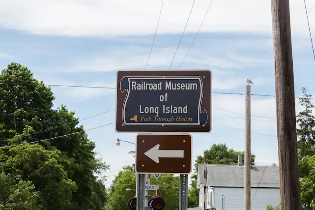 Een bord voor het Long Island Railroad Museum.