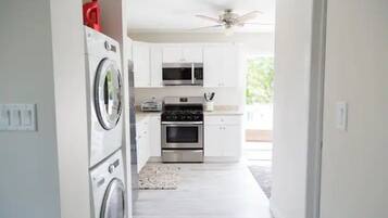 Frigorífico, microondas, horno y placa de cocina