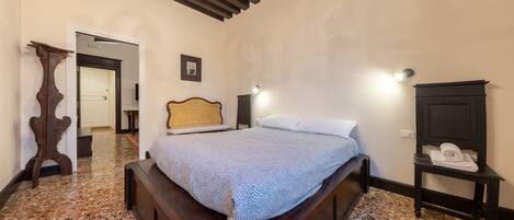 2 slaapkamers, een bureau, een strijkplank/strijkijzer, gratis wifi