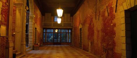 المنشأة من الداخل