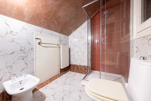 Regadera, secadora de cabello, bidet, toallas 