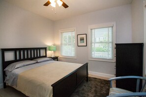2 bedrooms, desk, iron/ironing board, travel crib - Blue Bay Dream w/ Seasonal Outdoor Jacuzzi, Cabana + Office (Greenport,)