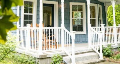 Cheerful, Cozy Farmhouse Cottage and Apple Orchard with Finnish Sauna