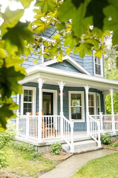 Cheerful, Cozy Farmhouse Cottage and Apple Orchard with Finnish Sauna
