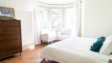 3 bedrooms, desk, iron/ironing board, travel cot