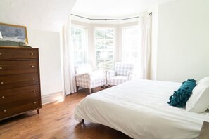 3 bedrooms, desk, iron/ironing board, travel cot