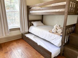 3 Schlafzimmer, Schreibtisch, Bügeleisen/Bügelbrett, Reisekinderbett