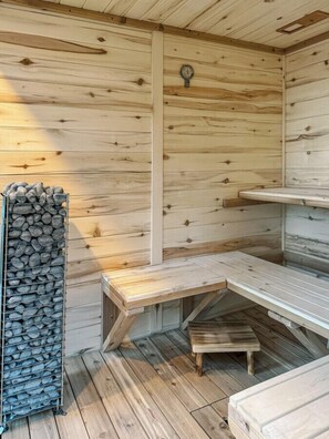 Sauna - Cheerful, Cozy Farmhouse Cottage and Apple Orchard with Finnish Sauna (Mendon)
