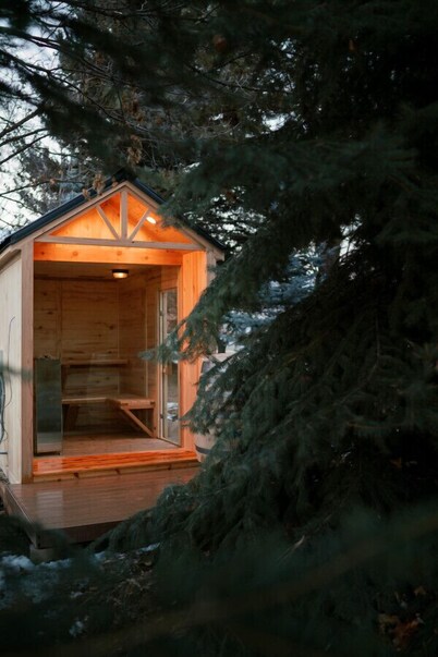 Cheerful, Cozy Farmhouse Cottage and Apple Orchard with Finnish Sauna