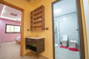 Douche, serviettes fournies, savon